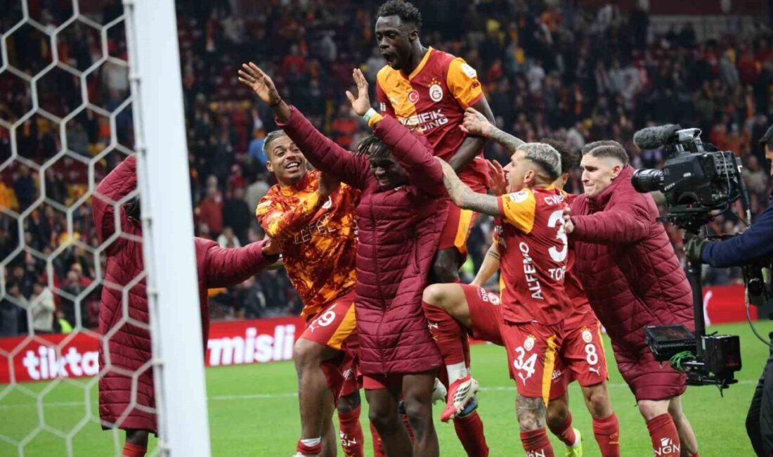 Galatasaraylı futbolcular ve teknik ekip, Başakşehir mücadelesinin ardından galibiyeti taraftarlarıyla