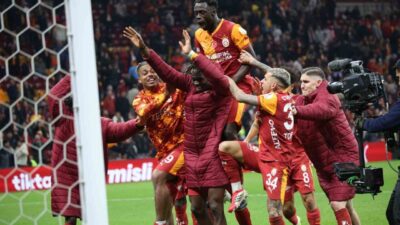 Galatasaraylı futbolcular ve teknik ekip, Başakşehir mücadelesinin ardından galibiyeti taraftarlarıyla