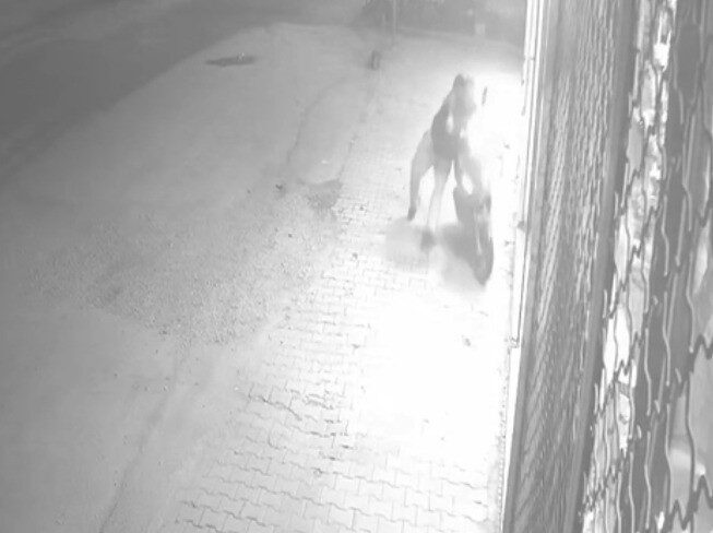 Kahramanmaraş’ta bir sürücü motosikletine dokunduğu gibi gaza basınca sürüklenip düştü.