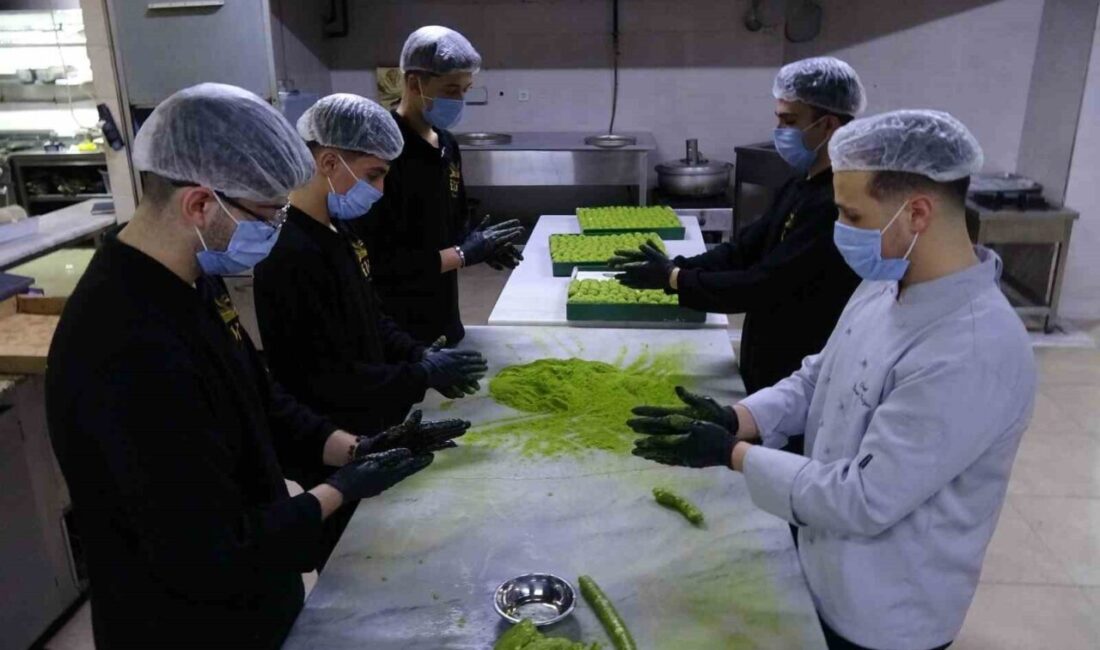 Gastronomi şehri Gaziantep’in geleneksel bayram ikramları olan Antep fıstıklı ve