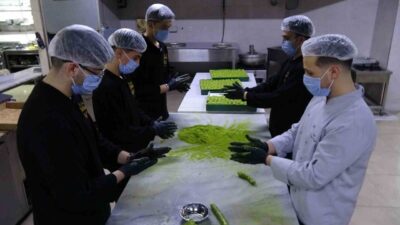 Gastronomi şehri Gaziantep’in geleneksel bayram ikramları olan Antep fıstıklı ve