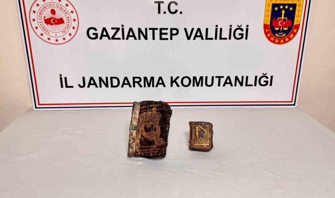 Gaziantep’te tarihi eser niteliğinde altın yazmalı 2 kitap ele geçirildi.