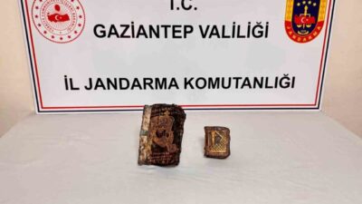 Gaziantep’te tarihi eser niteliğinde altın yazmalı 2 kitap ele geçirildi.