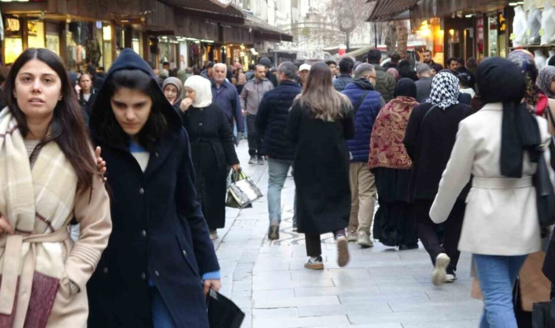 Gaziantep’te Ramazan Bayramı dolayısıyla vatandaşlar çocuklarıyla birlikte çarşı-pazara çıktı. Şehrin