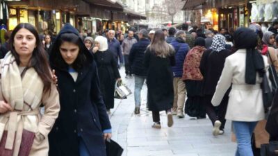 Gaziantep’te Ramazan Bayramı dolayısıyla vatandaşlar çocuklarıyla birlikte çarşı-pazara çıktı. Şehrin