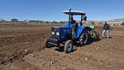 Gaziantep’in Yavuzeli ilçesindeki tarım arazilerinde nohut ekimi mesaisi başladı. Gaziantep’te