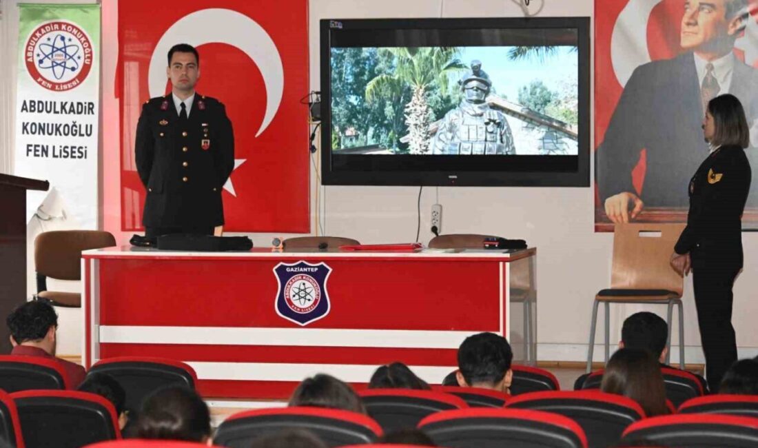 Gaziantep’te jandarma ekiplerince lise öğrencilerine jandarma mesleği ile ilgili bilgilendirici