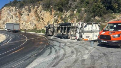 Antalya’nın Gazipaşa ilçesinde meydana gelen kazada, direksiyon hakimiyeti kaybedilen muz