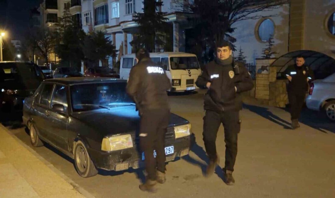 Aksaray’da gece yarısı kornası takılı kalan araç, mahalleyi ayağa kaldırdı.