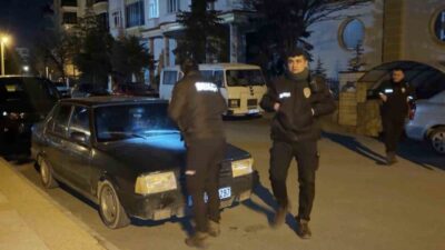 Aksaray’da gece yarısı kornası takılı kalan araç, mahalleyi ayağa kaldırdı.