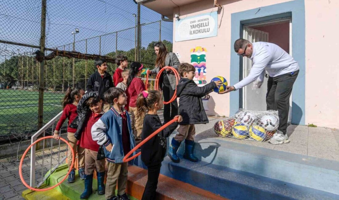 İzmir Büyükşehir Belediyesi’nin okullara sunduğu spor malzemesi desteği sürüyor. İzmir’in