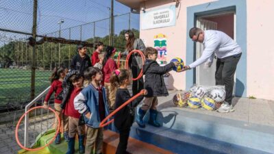 İzmir Büyükşehir Belediyesi’nin okullara sunduğu spor malzemesi desteği sürüyor. İzmir’in
