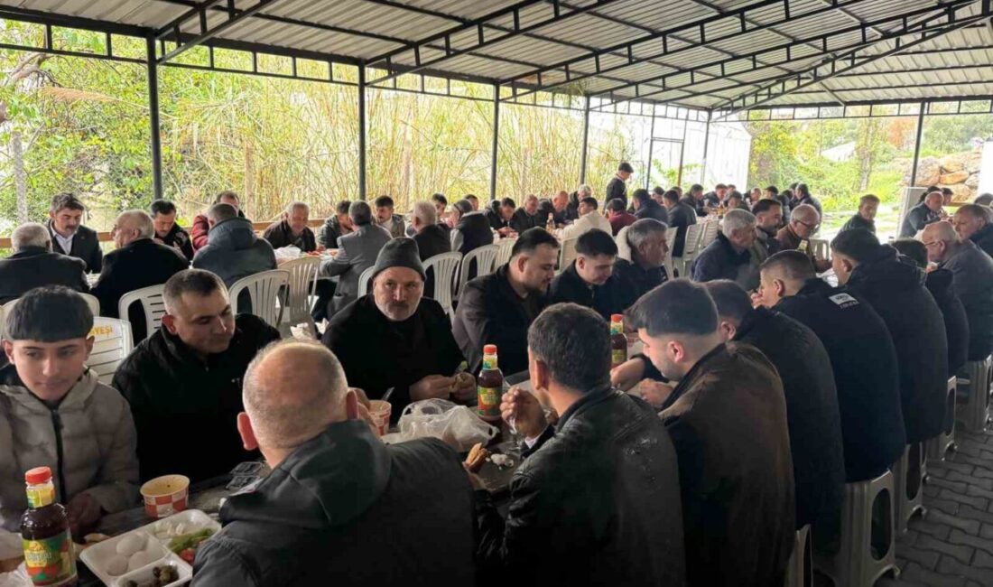 Mersin’in Bozyazı ilçesine bağlı Kaledibi Mahallesi’nde, Ramazan Bayramı’nda geleneksel hale