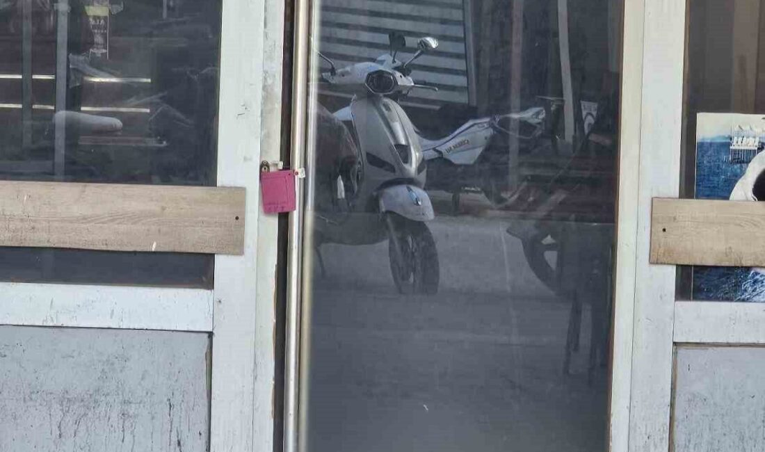 Çanakkale’nin Gelibolu ilçesinde bir kahvehaneye yapılan kumar baskınında işletme mühürlenirken