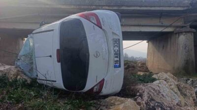 Bursa’nın İnegöl ilçesinde kontrolden çıkan hafif ticari aracın köprü korkuluklarını