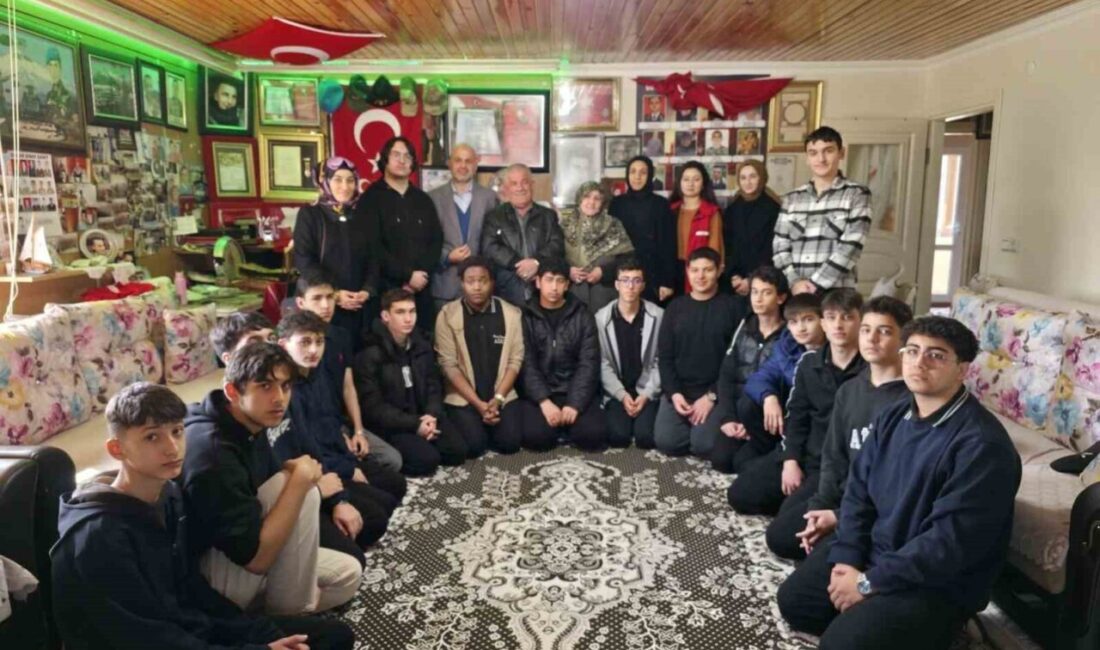 DÜZCE(İHA) – Düzce Gençlik Merkezi gençleri şehit Cihan Aksarı’nın ailesini