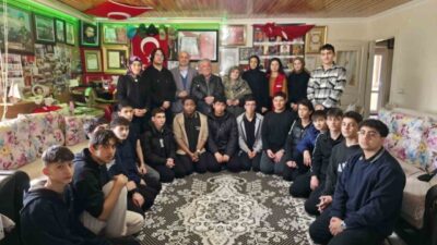 DÜZCE(İHA) – Düzce Gençlik Merkezi gençleri şehit Cihan Aksarı’nın ailesini