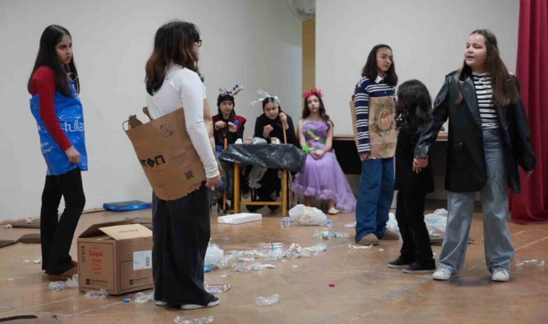 DÜZCE(İHA) – Düzce Bahçeşehir Gençlik Merkezi tiyatro kursiyerleri, “Plastik Rüyalar”
