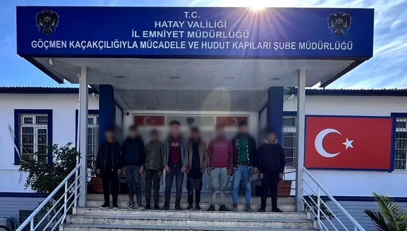 Hatay’da polis ekipleri tarafından gerçekleştirilen göçmen kaçakçılığı operasyonunda gözaltına alınan
