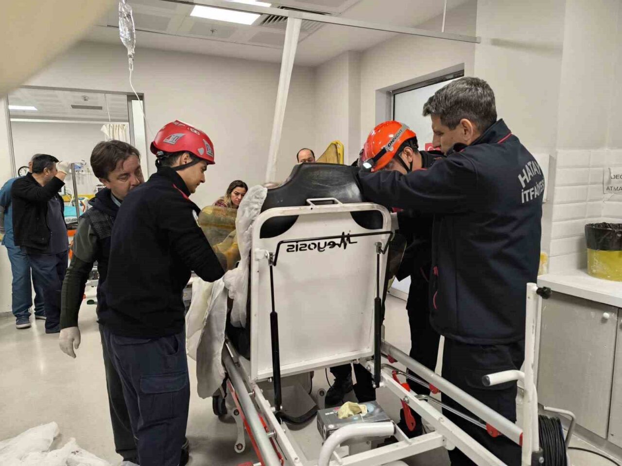 Hatay’da göğsüne saplanan demirle hastaneye kaldırılan şahsın vücudundaki demir itfaiye