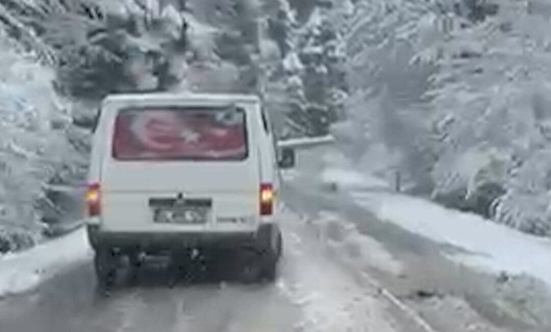 Bolu’ya Ramazan Bayramı için gezmeye gelen vatandaşlar, Gölcük yolunda karla