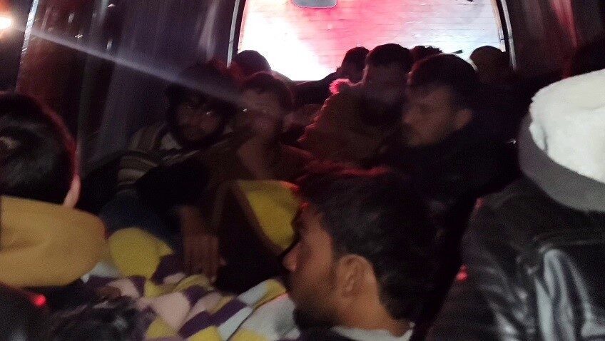 Hatay’da durdurulan minibüs ve otomobil içerisinde 15 kaçak göçmen yakalandı,