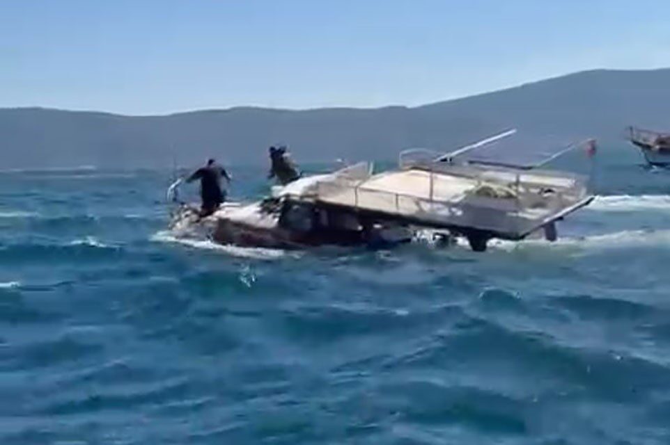 Muğla’nın Milas ilçesi Güllük Körfezi’nde amatör balıkçı teknesi battı, teknedeki