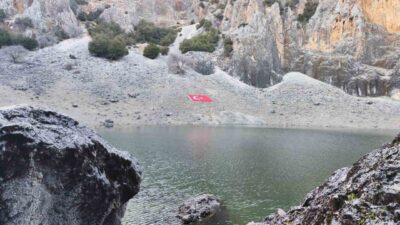 Tavas ilçesine bağlı Gümüşdere Mahallesi sınırlarında yer alan Gümüşdere Obruğu,