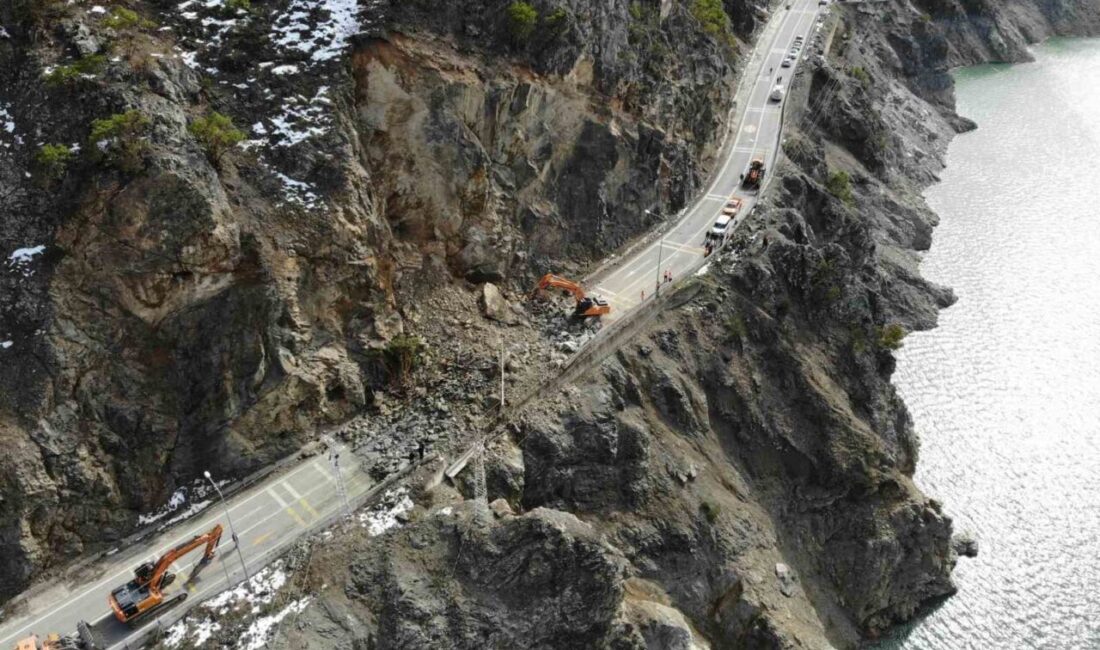 Giresun kara yolunu sabah saatlerinde ulaşıma kapatan heyelanın ardından yolun