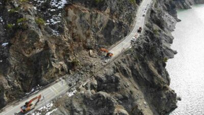 Giresun kara yolunu sabah saatlerinde ulaşıma kapatan heyelanın ardından yolun