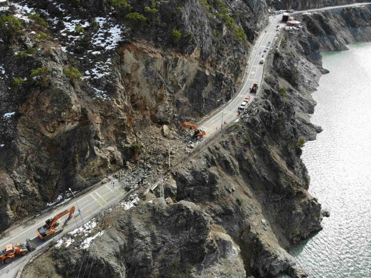 Giresun kara yolunu sabah saatlerinde ulaşıma kapatan heyelanın ardından yolun