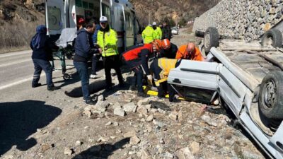 Gümüşhane’de sürücüsünün direksiyon hakimiyetini kaybettiği otomobilin ters dönmesi sonucu meydana