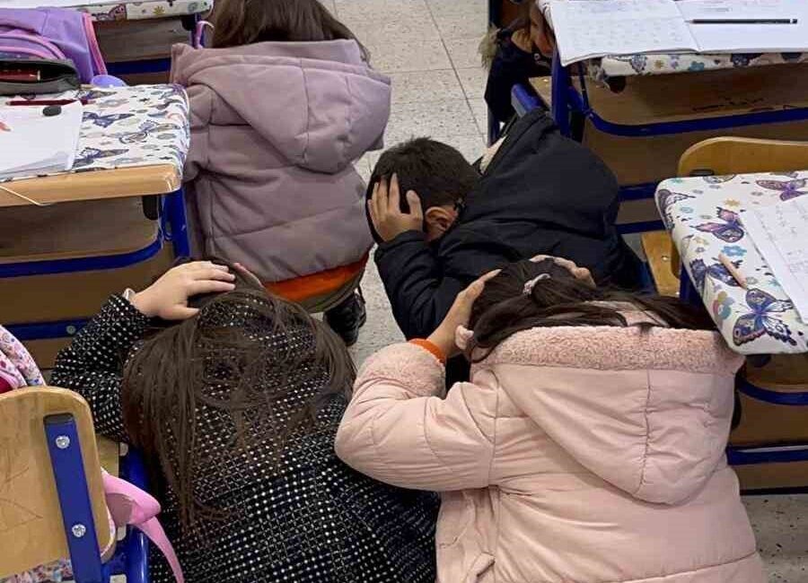 Aksaray’ın Güzelyurt ilçesinde ilkokul öğrencilerine yönelik yangın ve deprem tatbikatı
