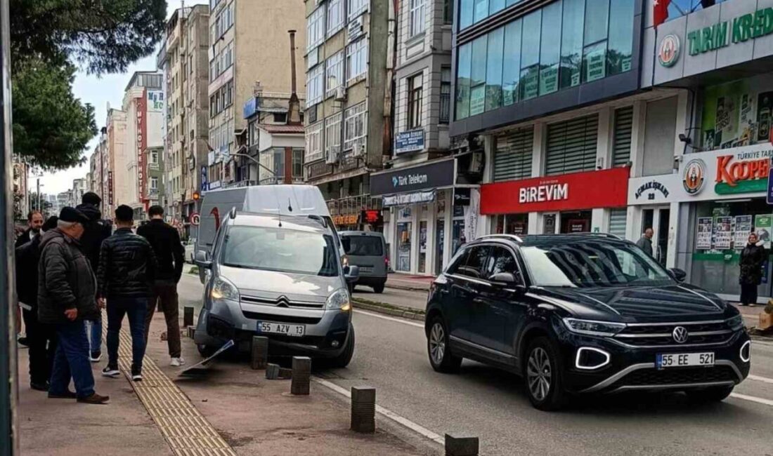 Samsun’da sürücüsünün direksiyon hakimiyetini kaybettiği hafif ticari araç, kaldırıma çıkarak