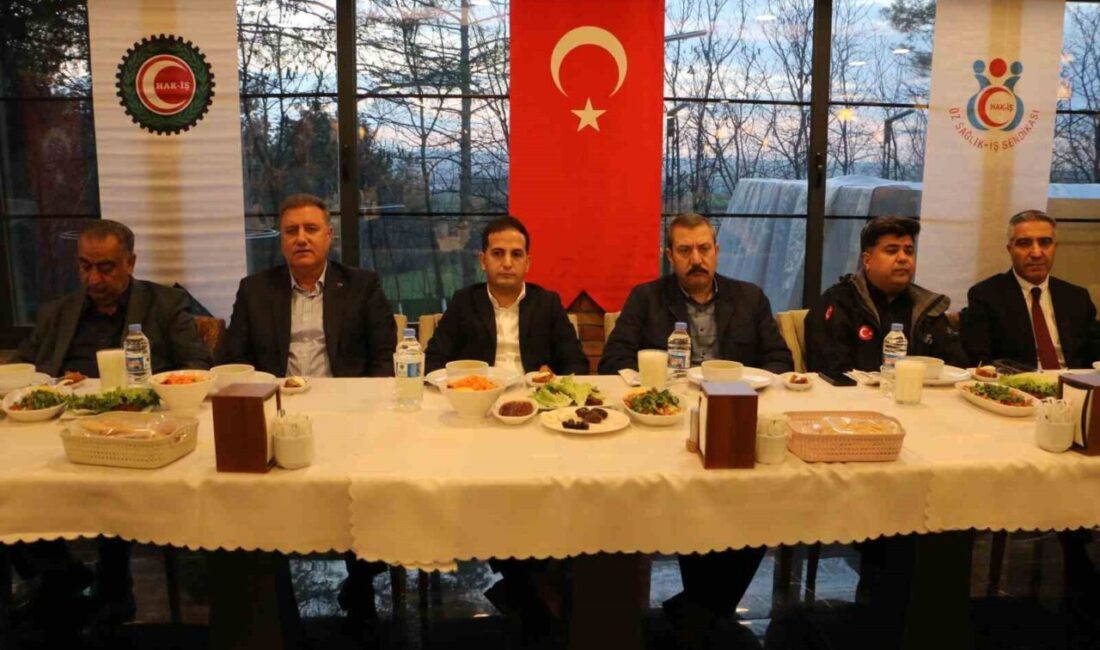 Hak-İş Diyarbakır Başkanlığı öncülüğünde üyeler iftarda bir araya geldi. Bir