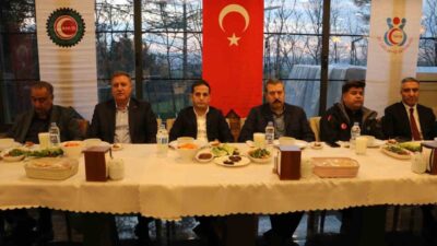 Hak-İş Diyarbakır Başkanlığı öncülüğünde üyeler iftarda bir araya geldi. Bir