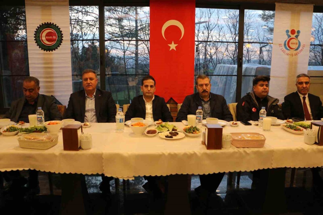 Hak-İş Diyarbakır Başkanlığı öncülüğünde üyeler iftarda bir araya geldi. Bir