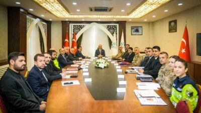 Hakkari’de Vali İbrahim Taşyapan başkanlığında asayiş toplantısı gerçekleştirildi. Valilikte düzenlenen