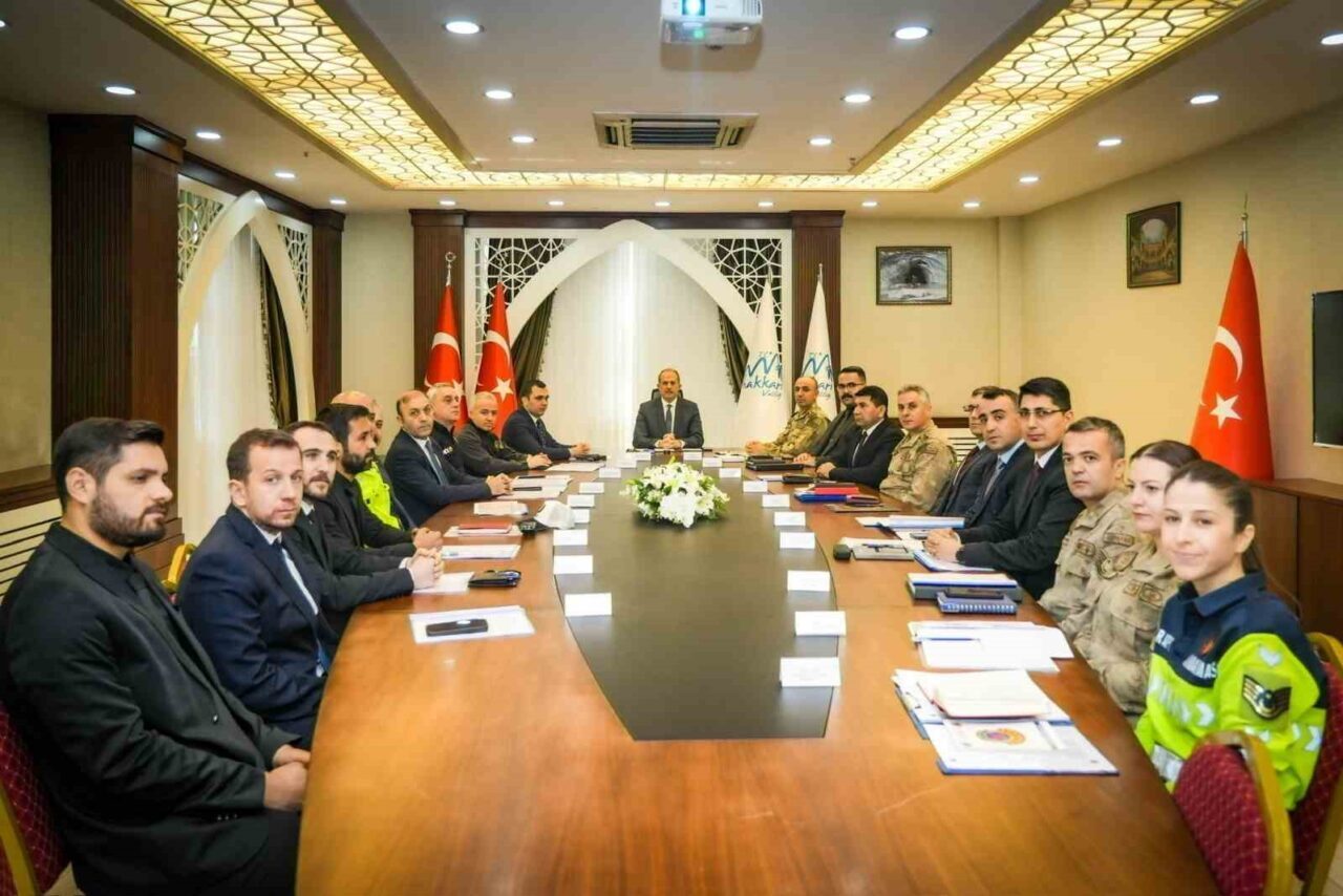 Hakkari’de Vali İbrahim Taşyapan başkanlığında asayiş toplantısı gerçekleştirildi. Valilikte düzenlenen