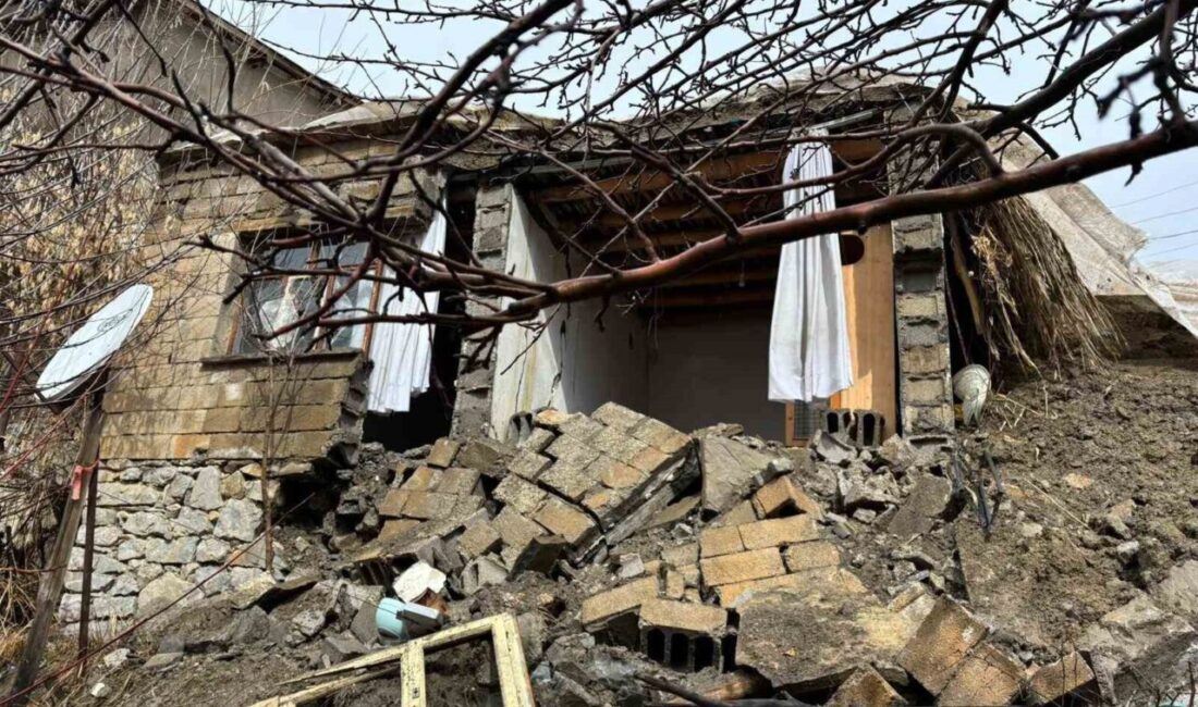 Hakkari’de etkili olan yağışlar nedeniyle tek katlı toprak bir ev