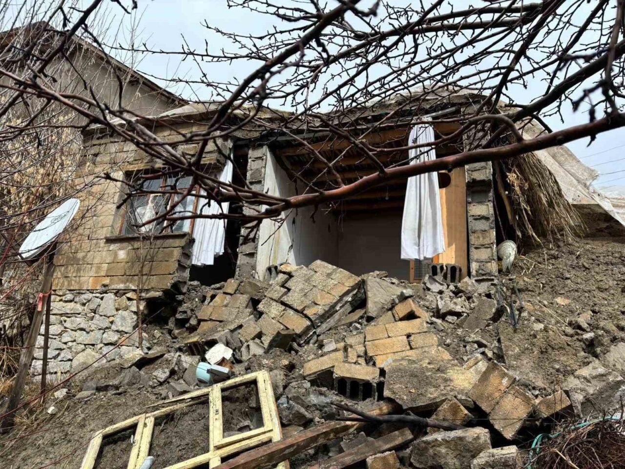 Hakkari’de etkili olan yağışlar nedeniyle tek katlı toprak bir ev