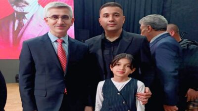 Hakkâri Şehit Çetin Deniz Ortaokulu öğrencisi Rojevin Kaya, İstiklâl Marşı’nı