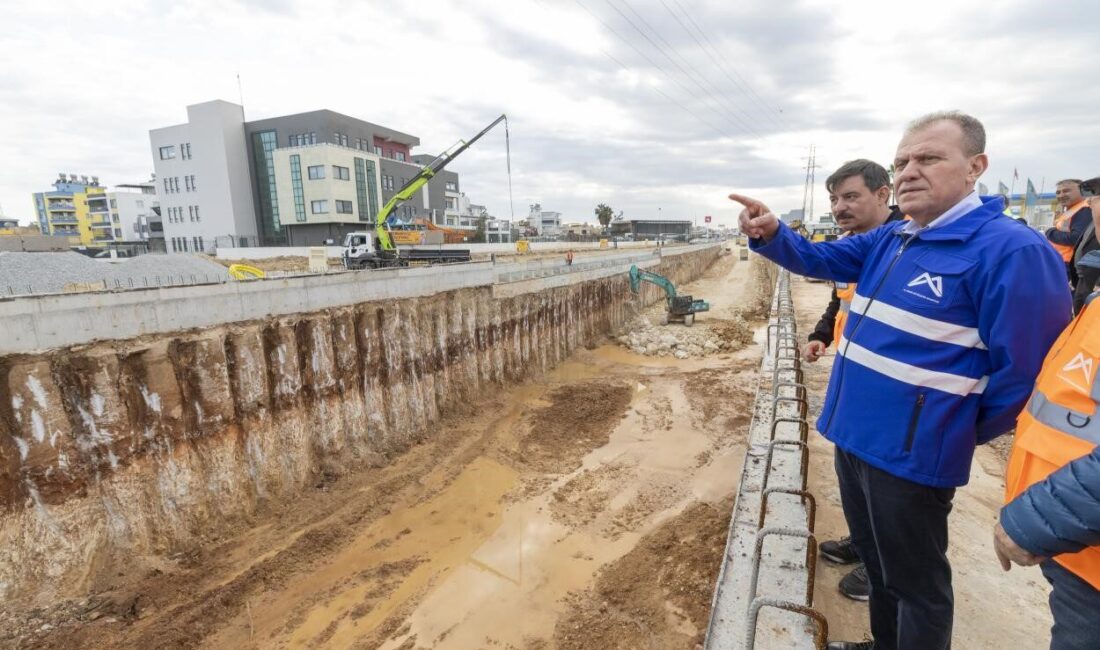 Mersin’de Hüseyin Okan Merzeci Bulvarı ile Turgut Özal Bulvarı kesişiminde