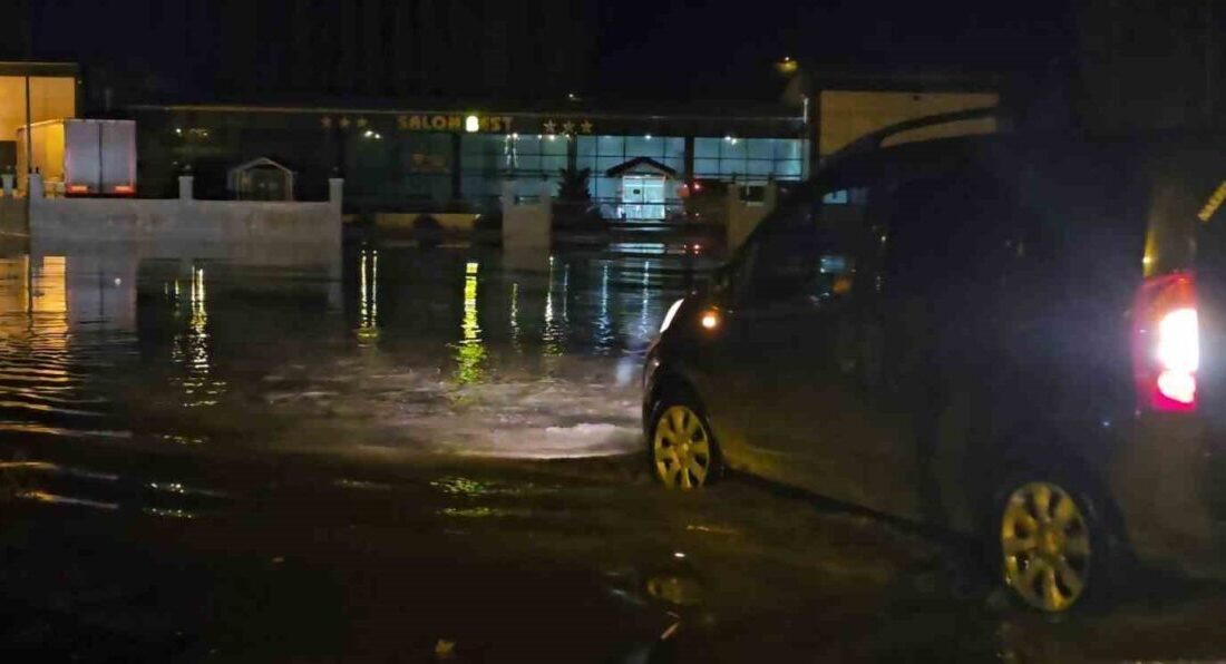 Muş’un Hasköy ilçesinde etkili olan sağanak yağış ve eriyen kar