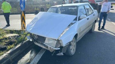 Sıklıkla kazaların meydana geldiği Samsun Şehir Hastanesi kavşağında otomobil ile