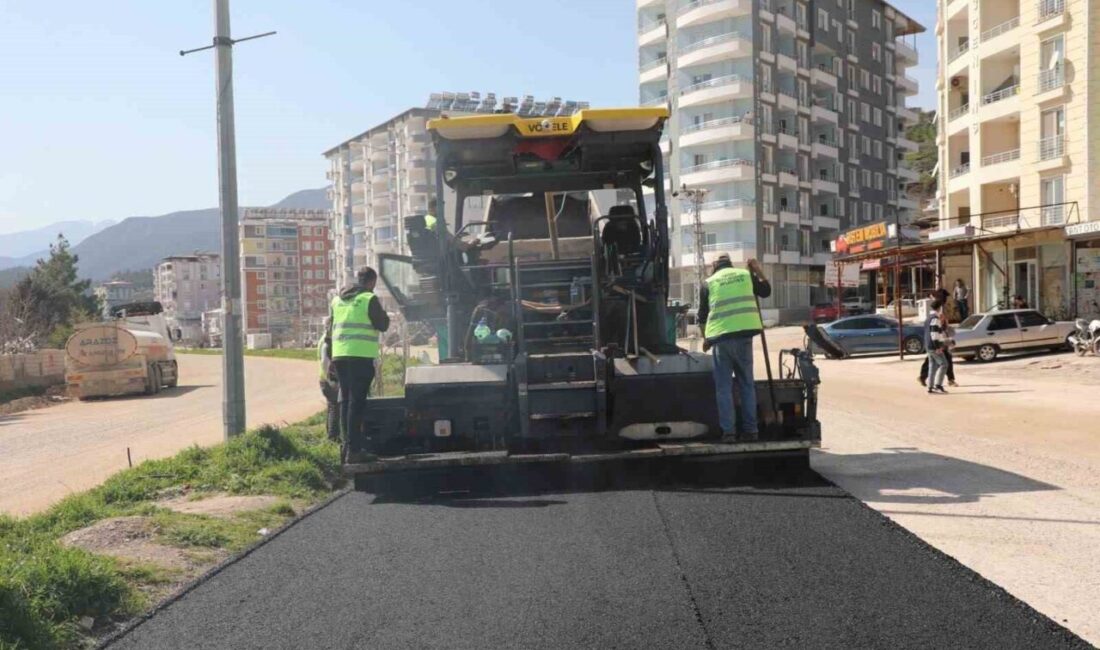 Hatay Büyükşehir Belediyesi, Hassa ilçesi Yolçatı Mahallesi’nde asfalt serimine başladı.