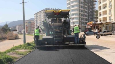 Hatay Büyükşehir Belediyesi, Hassa ilçesi Yolçatı Mahallesi’nde asfalt serimine başladı.