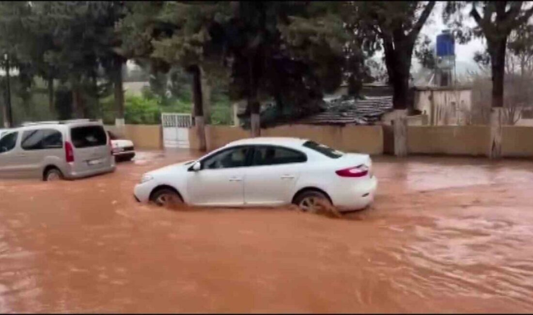 Hatay’da etkili olan sağanak yağışla birlikte Reyhanlı ilçesinde yollar göle