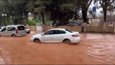 Hatay’da etkili olan sağanak yağışla birlikte Reyhanlı ilçesinde yollar göle
