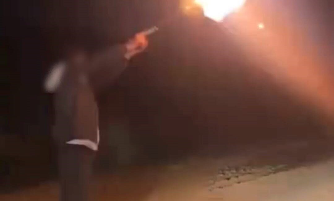 Bursa’nın İnegöl ilçesinde bir şahsın tabancayla havaya ateş açtığı anlar